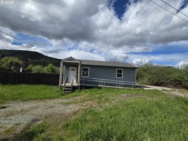 $170,450 | 340 6th Avenue, Riddle, OR 97469