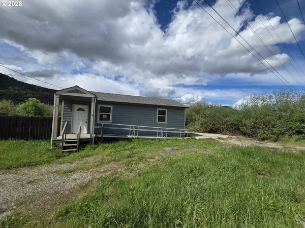$170,450 | 340 6th Avenue, Riddle, OR 97469