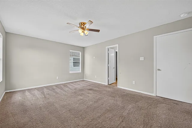 a view of empty room with a ceiling fan