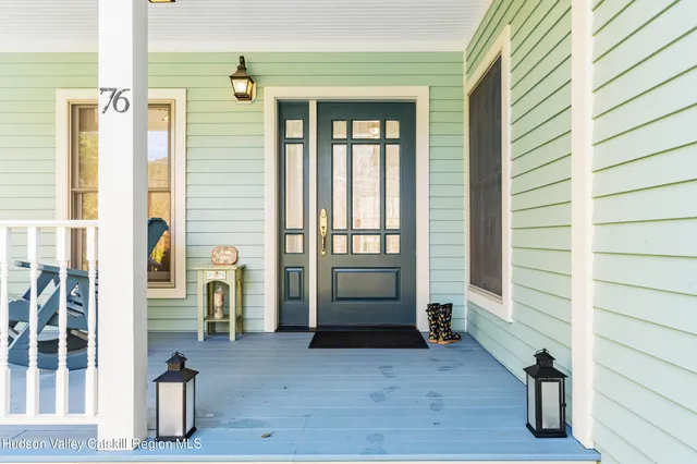 a view of an entryway with a livingroom
