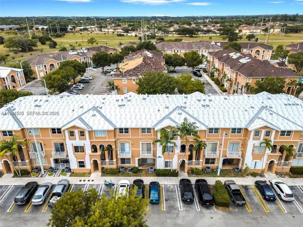 $2,360 | 7250 Northwest 177th Street, Unit 10216, Hialeah, FL 33015