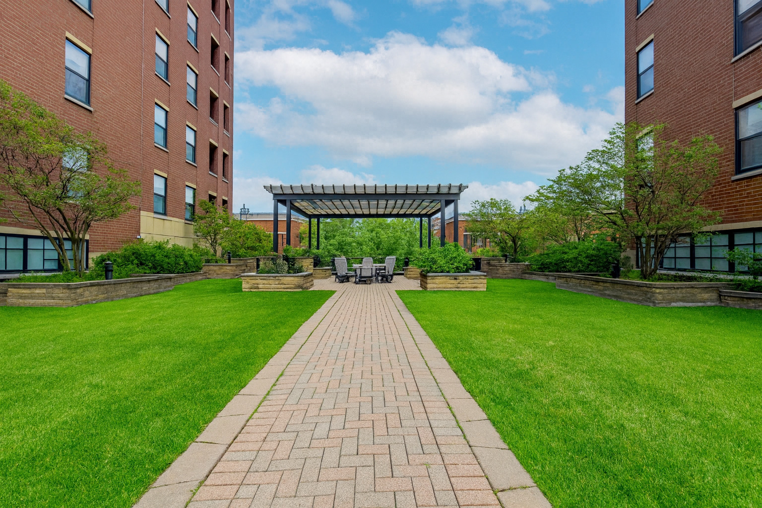 811 West 15th Place, Unit 806 Chicago, IL 60608 - Photo 32 of 35 a view of an apartment with a garden