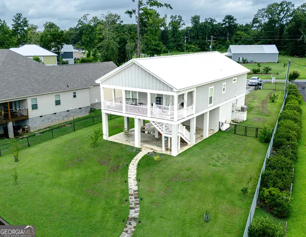 a view of a house with a backyard