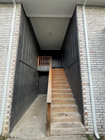 a view of entryway with a front door