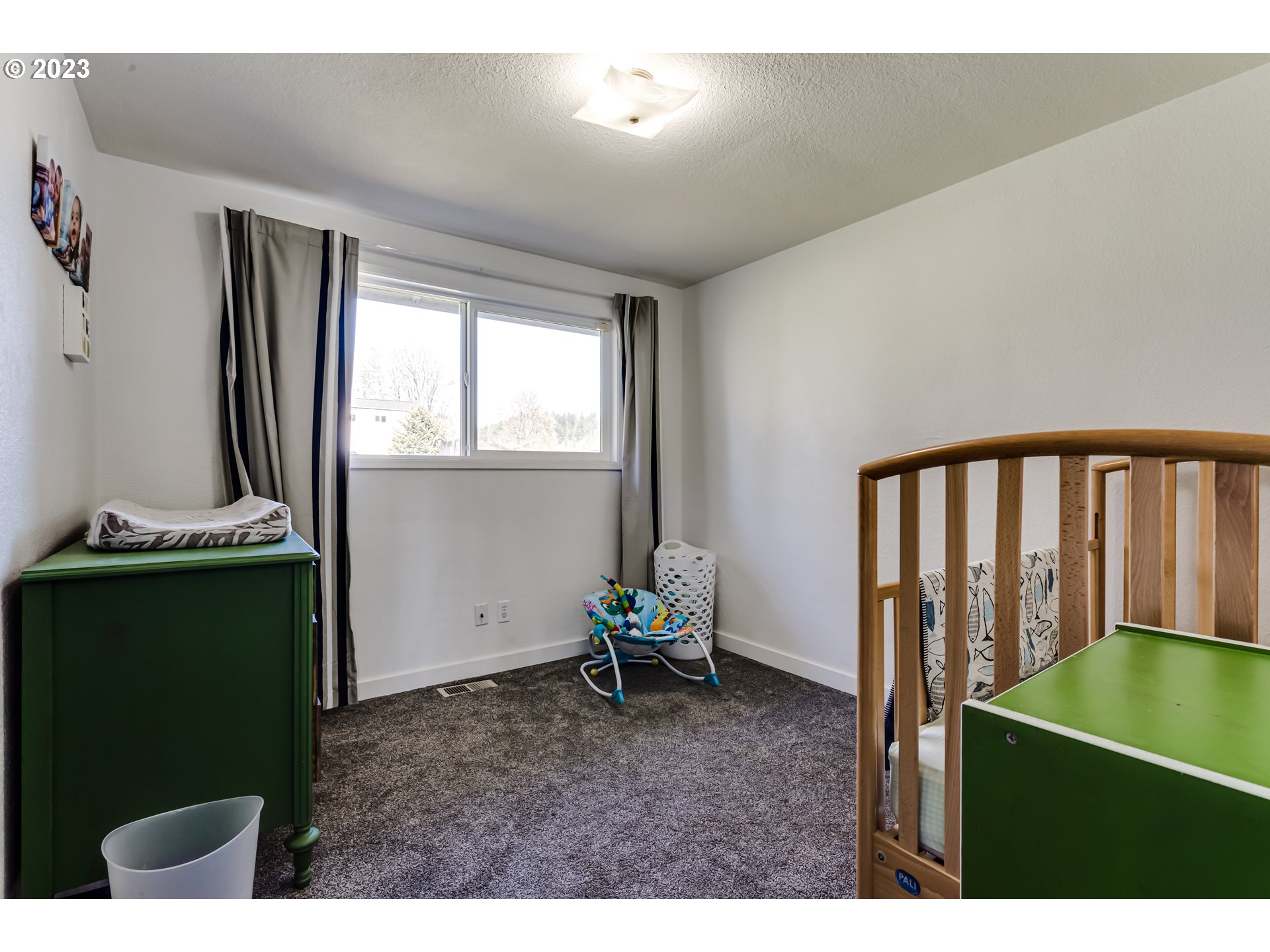 1109 Linda Lane Springfield, OR 97478 - Photo 15 of 30 a living room with furniture