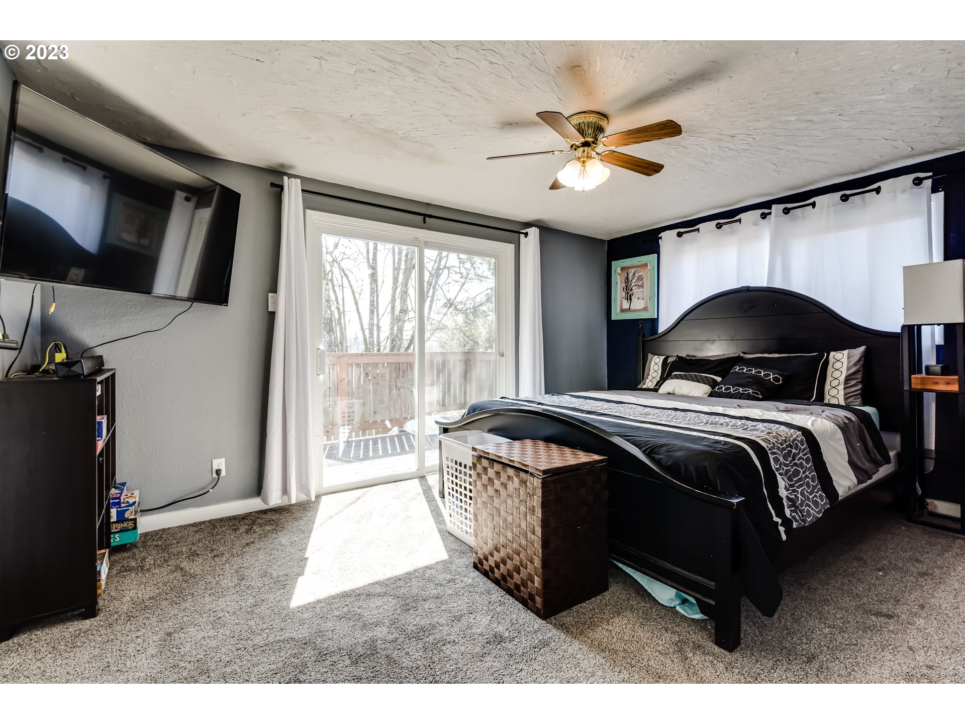 1109 Linda Lane Springfield, OR 97478 - Photo 17 of 30 a bedroom with a large bed and a window