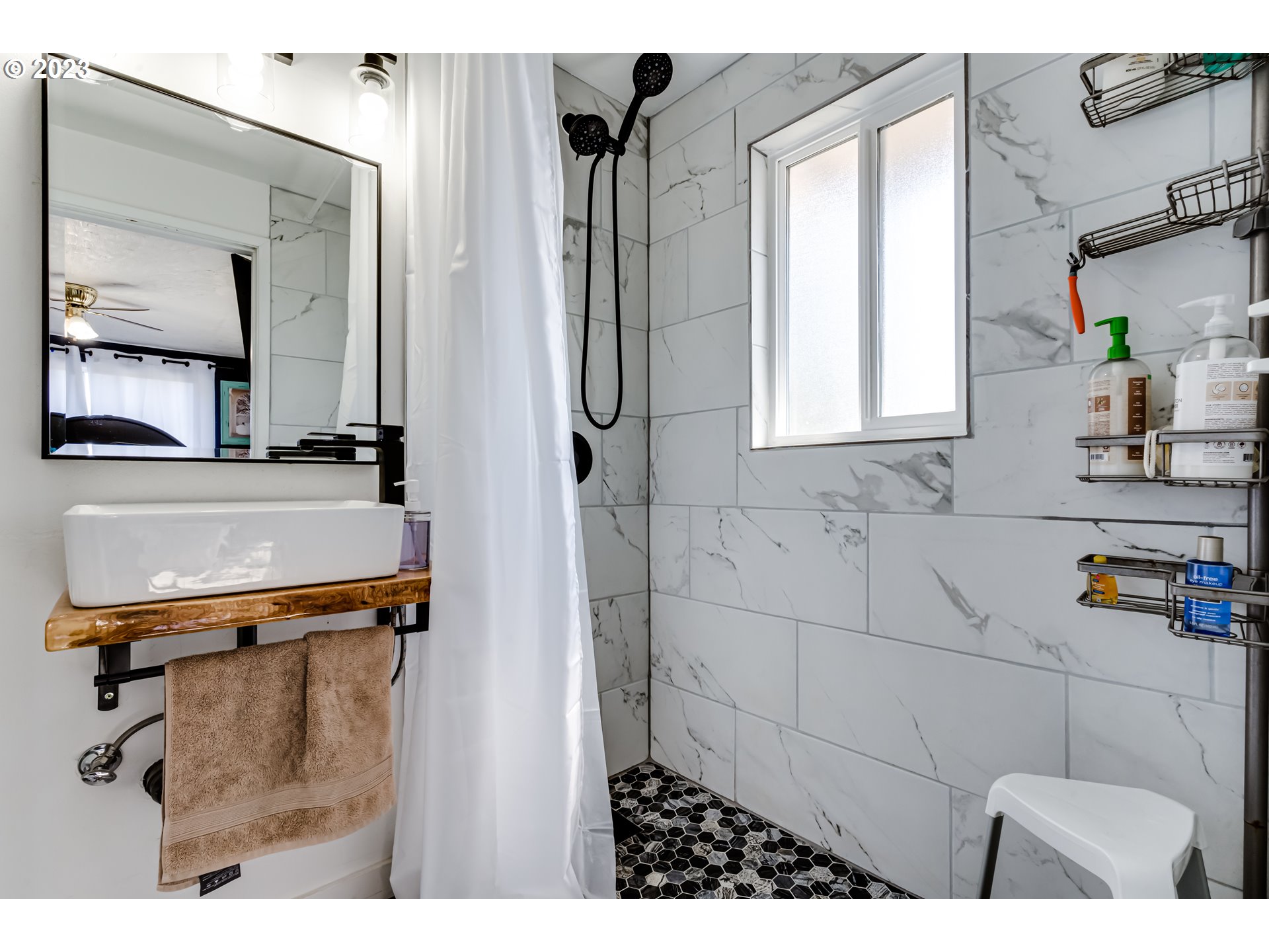 1109 Linda Lane Springfield, OR 97478 - Photo 20 of 30 a bathroom with a sink and a mirror