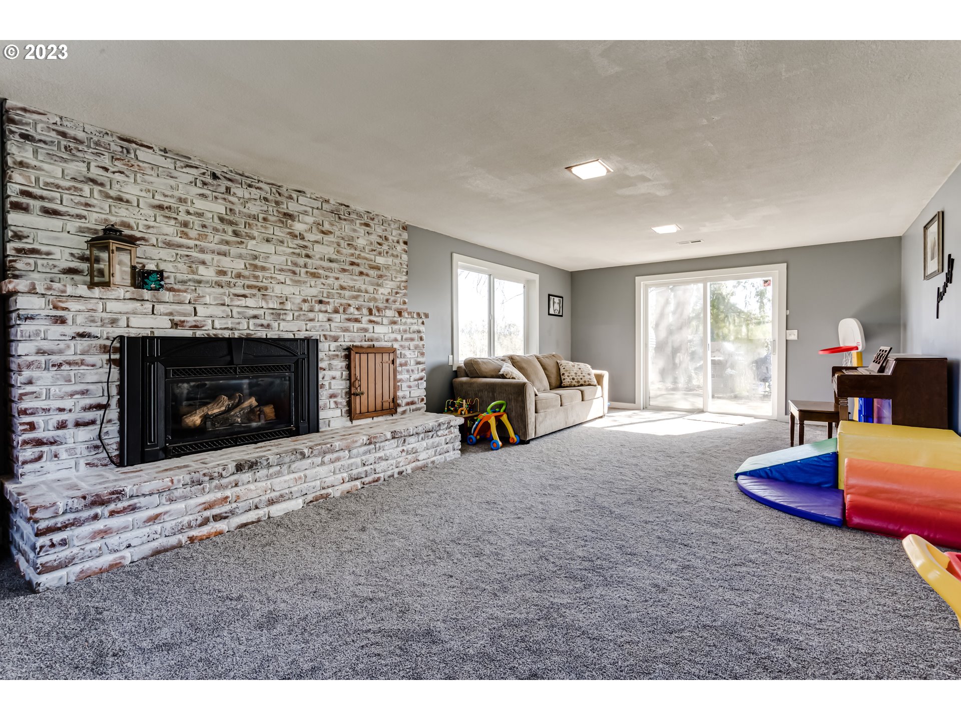 1109 Linda Lane Springfield, OR 97478 - Photo 25 of 30 a living room with furniture and a fireplace