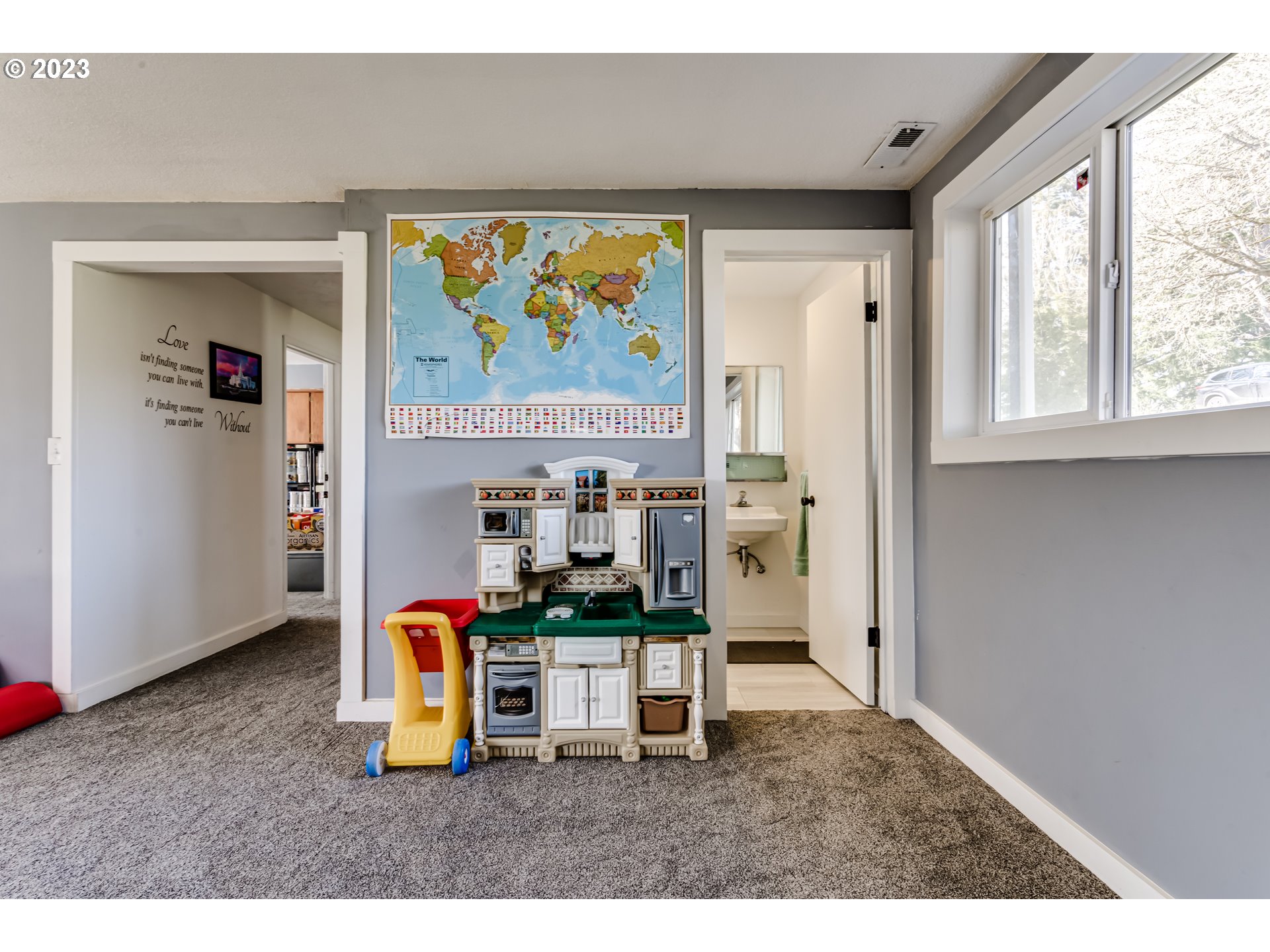 1109 Linda Lane Springfield, OR 97478 - Photo 26 of 30 a living room with furniture and a flat screen tv
