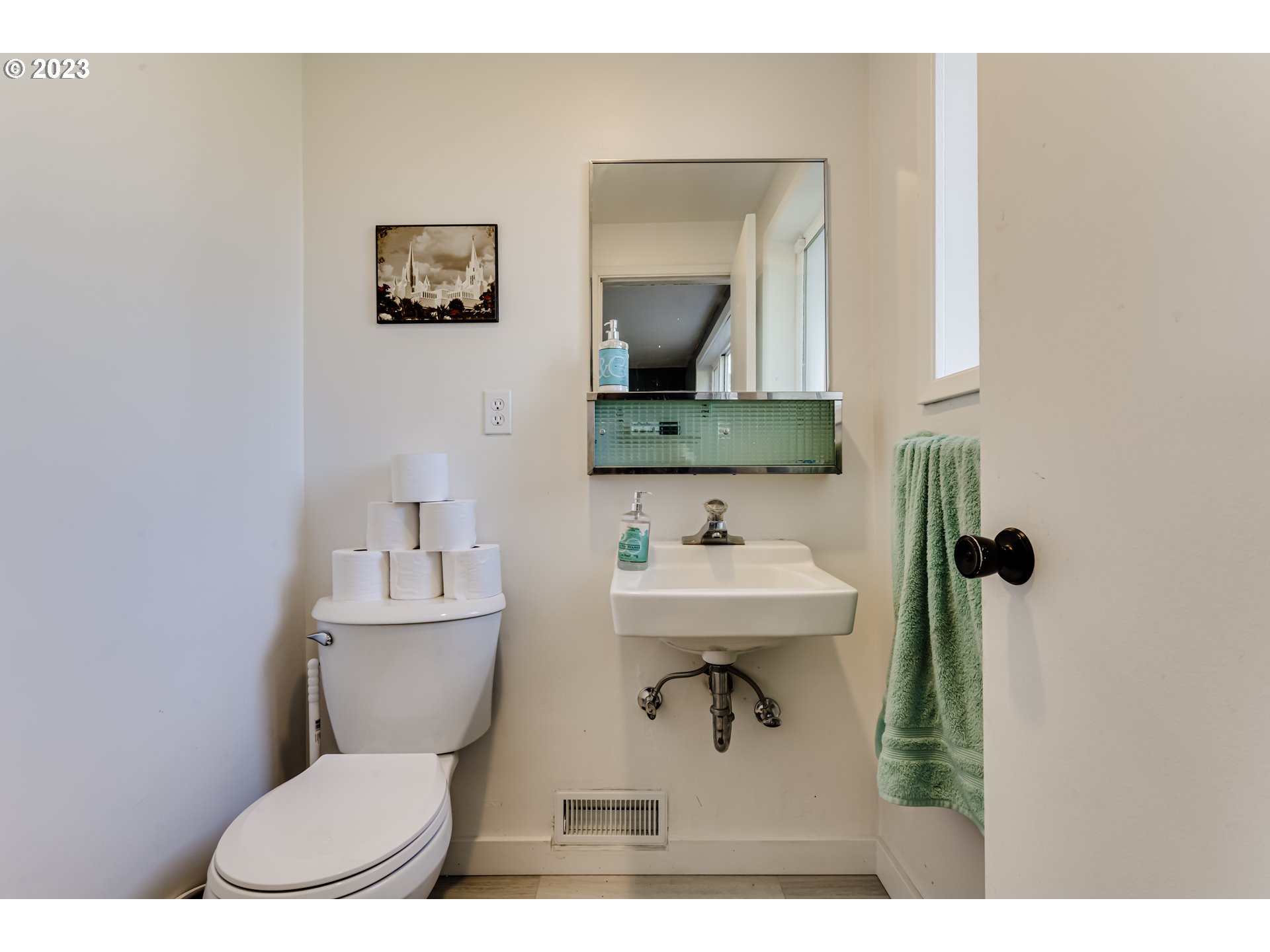 1109 Linda Lane Springfield, OR 97478 - Photo 27 of 30 a bathroom with a toilet sink and mirror