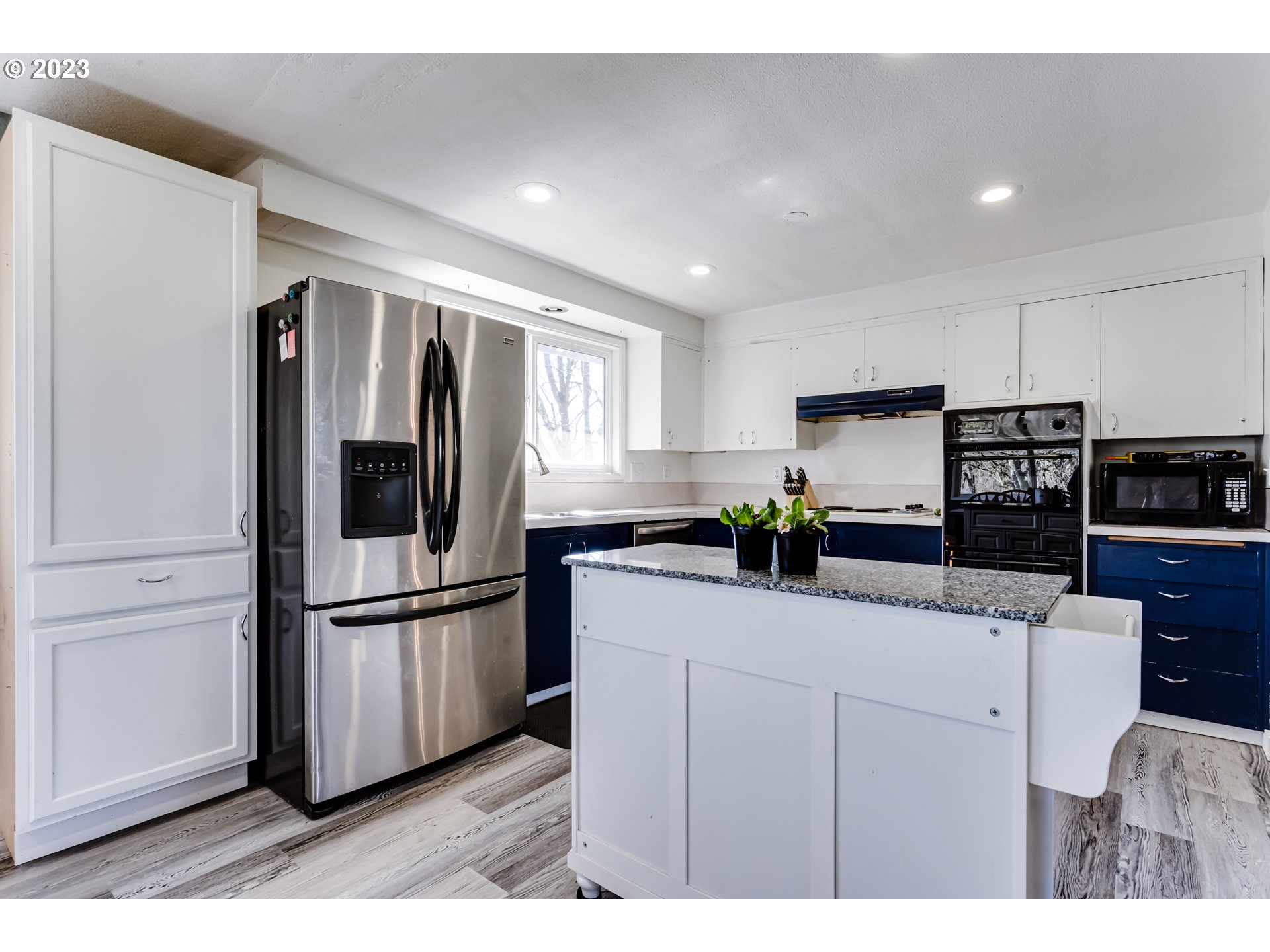 1109 Linda Lane Springfield, OR 97478 - Photo 9 of 30 a kitchen with stainless steel appliances and refrigerator