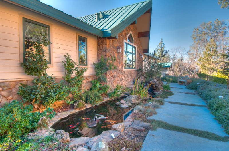 19200 Mountain Maple Road Lakehead, CA 96051 - Photo 14 of 36 a front view of a house