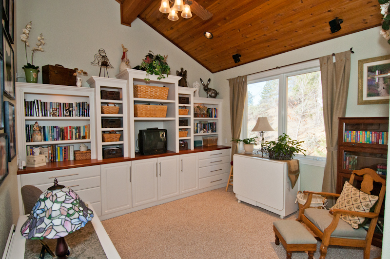 19200 Mountain Maple Road Lakehead, CA 96051 - Photo 15 of 36 a living room with furniture and a book shelf