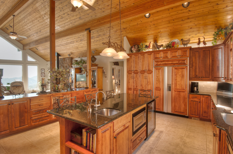 19200 Mountain Maple Road Lakehead, CA 96051 - Photo 2 of 36 a very nice looking room with a large window