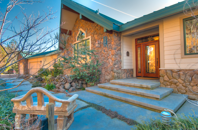 19200 Mountain Maple Road Lakehead, CA 96051 - Photo 3 of 36 a front view of a house with garden