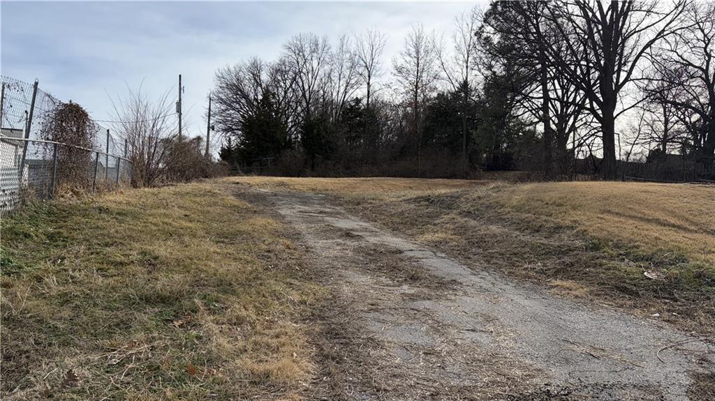 407 Maple Street Leavenworth, KS 66048 - Photo 2 of 10