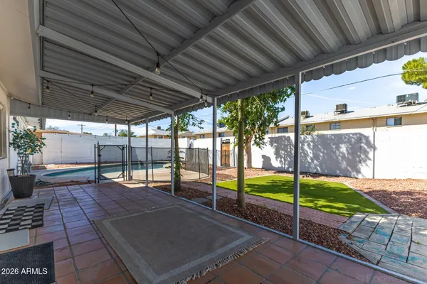 a view of a backyard
