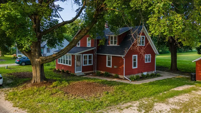 a view of a house with a yard