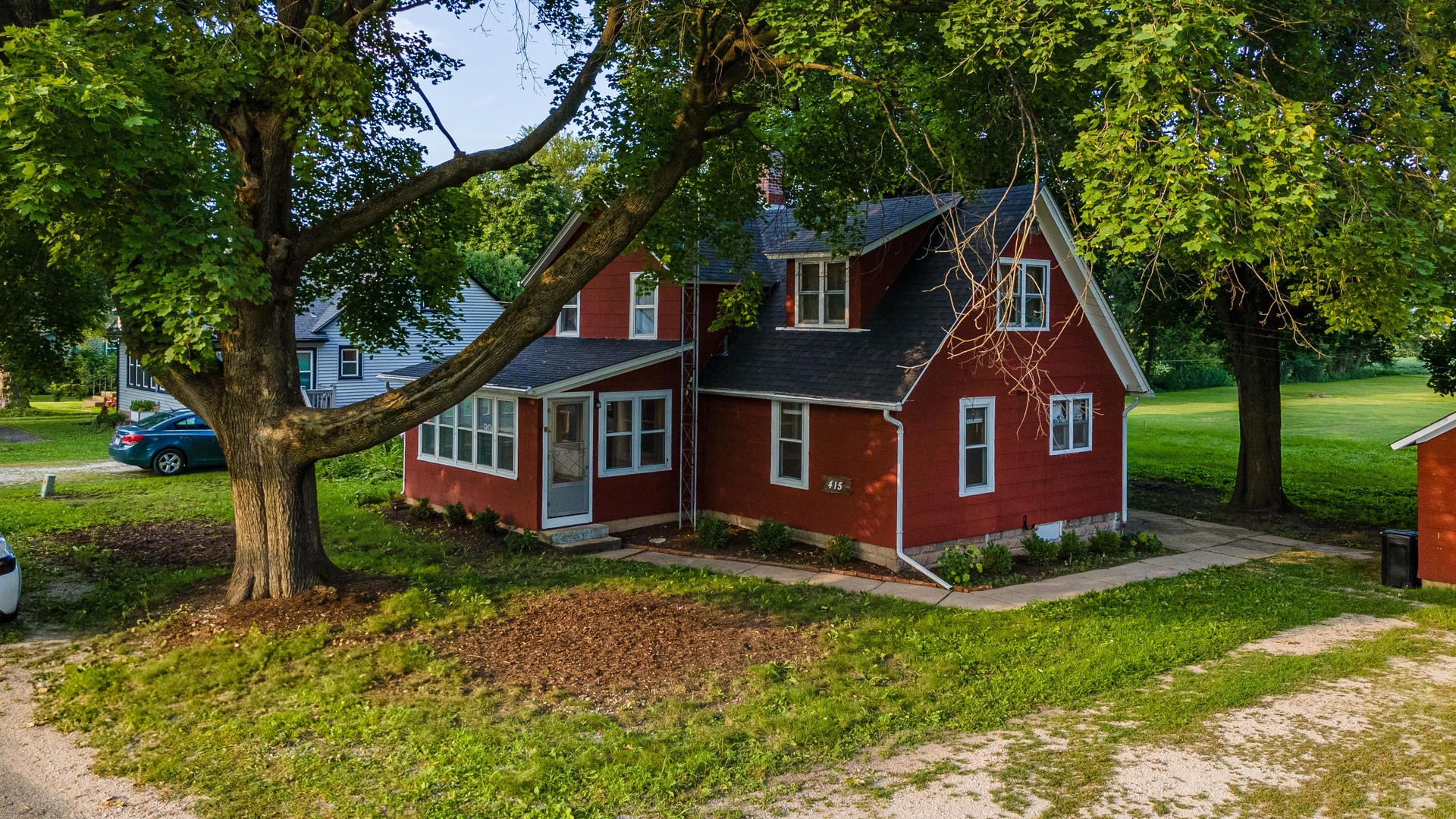 a view of a house with a yard