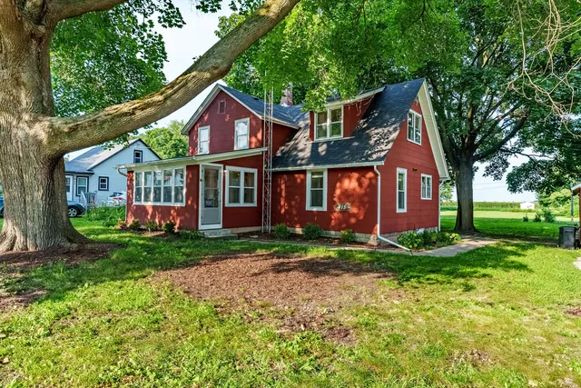 a view of a house with a yard