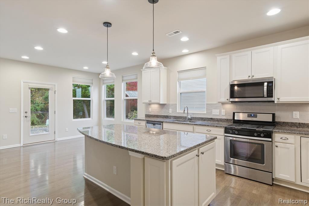 49534 Mapleton Canton, MI 48188 - Photo 13 of 37 Gallery Image 13
