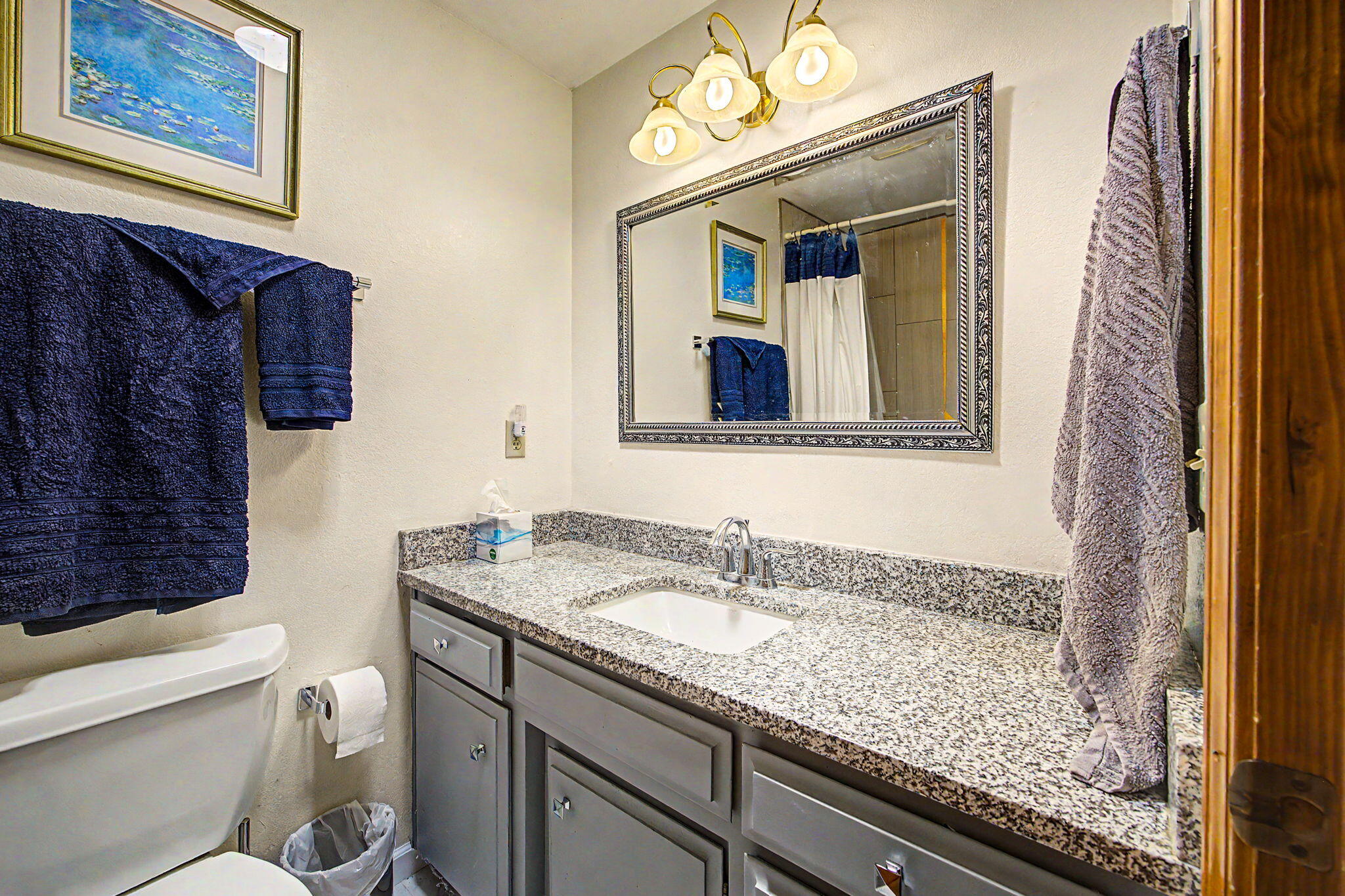 5366 Pioneer Road Medford, OR 97501 - Photo 10 of 36 Updated guest bathroom in main house