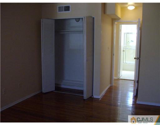160 Evergreen Road, Unit 3 Edison, NJ 08837 - Photo 8 of 10 Gallery Image 8