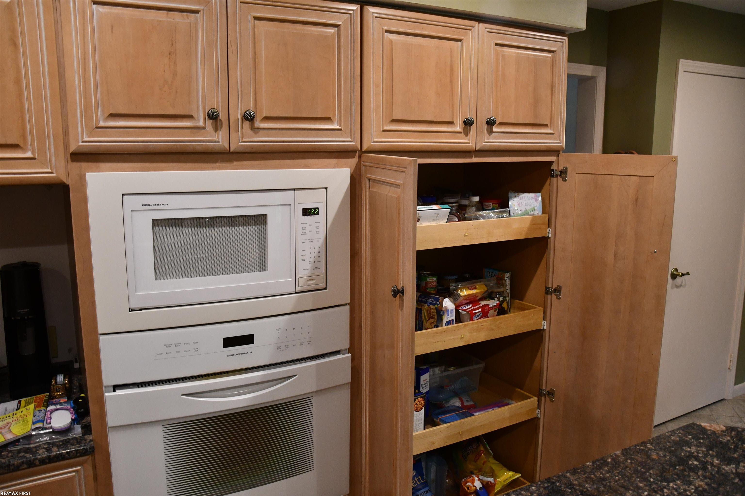 633 Lynndale Drive Rochester, MI 48309 - Photo 12 of 32 50117772-11.JPG