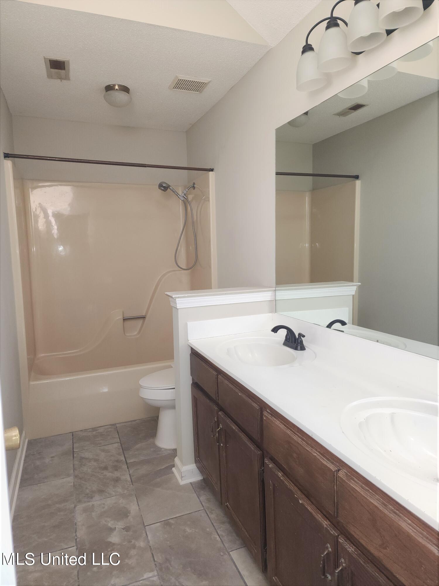 6901 Alexander Road Olive Branch, MS 38654 - Photo 11 of 15 Primary Bathroom