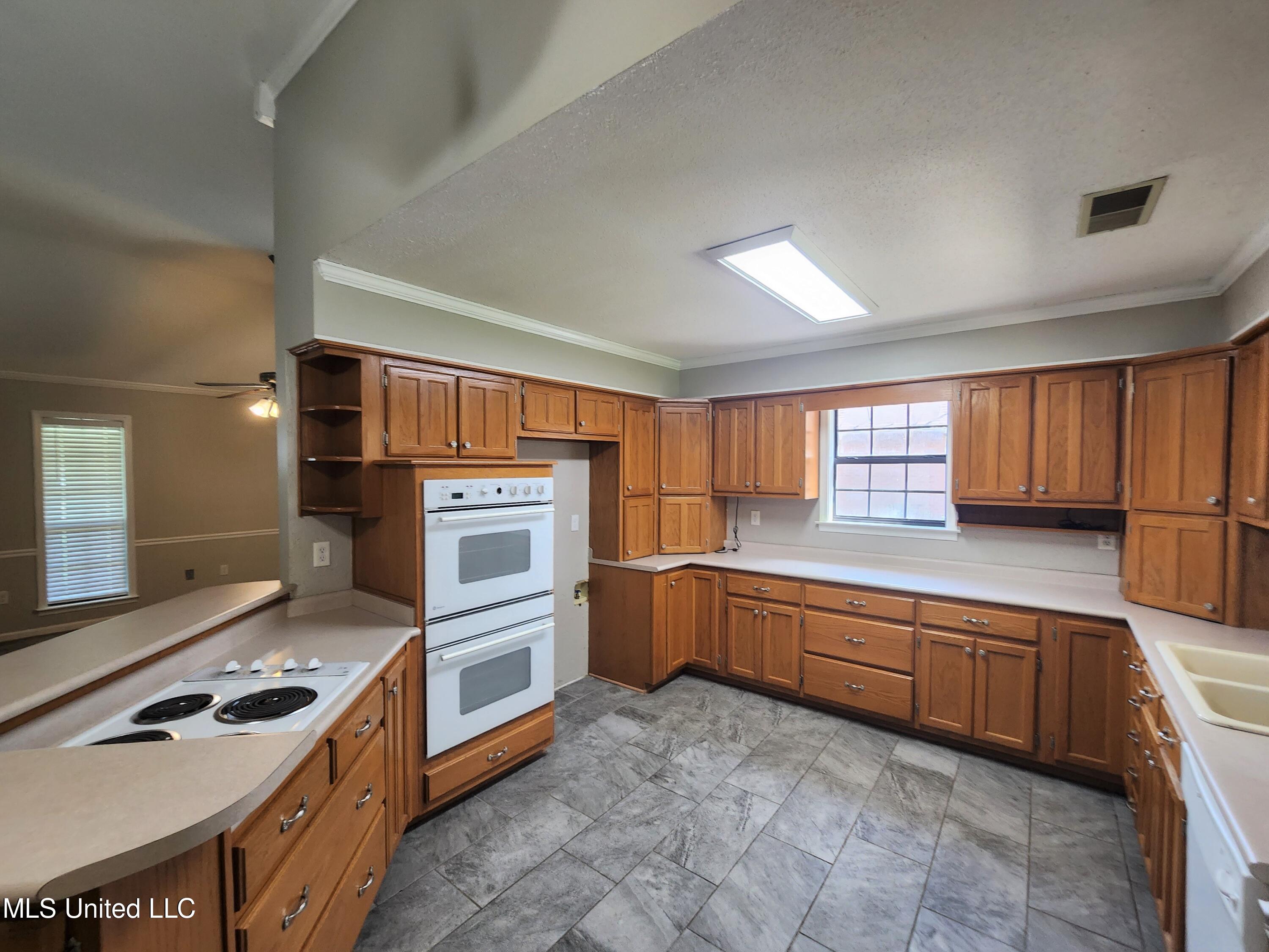 6901 Alexander Road Olive Branch, MS 38654 - Photo 2 of 15 Double Ovens