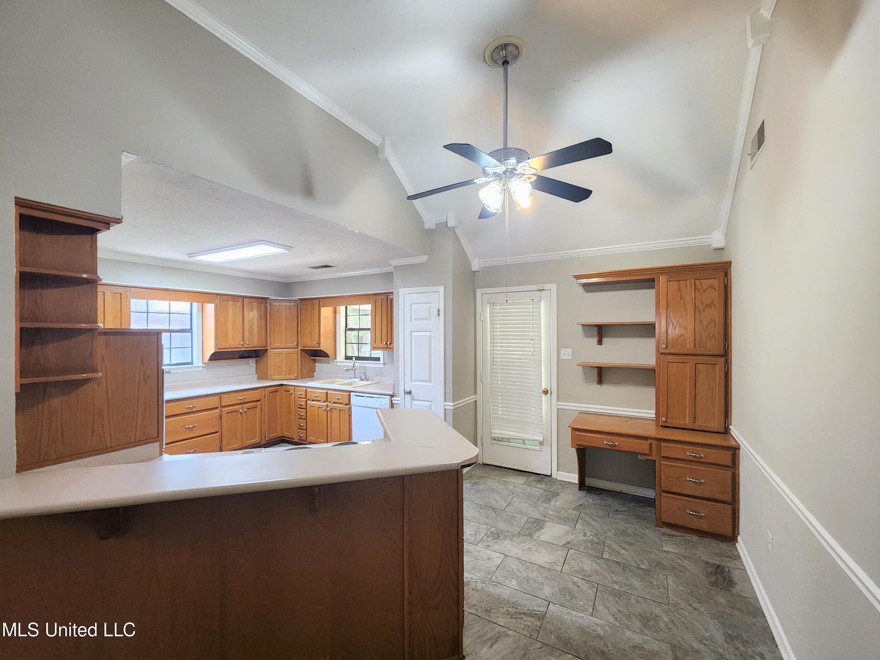 6901 Alexander Road Olive Branch, MS 38654 - Photo 4 of 15 Kitchen and eat-in area