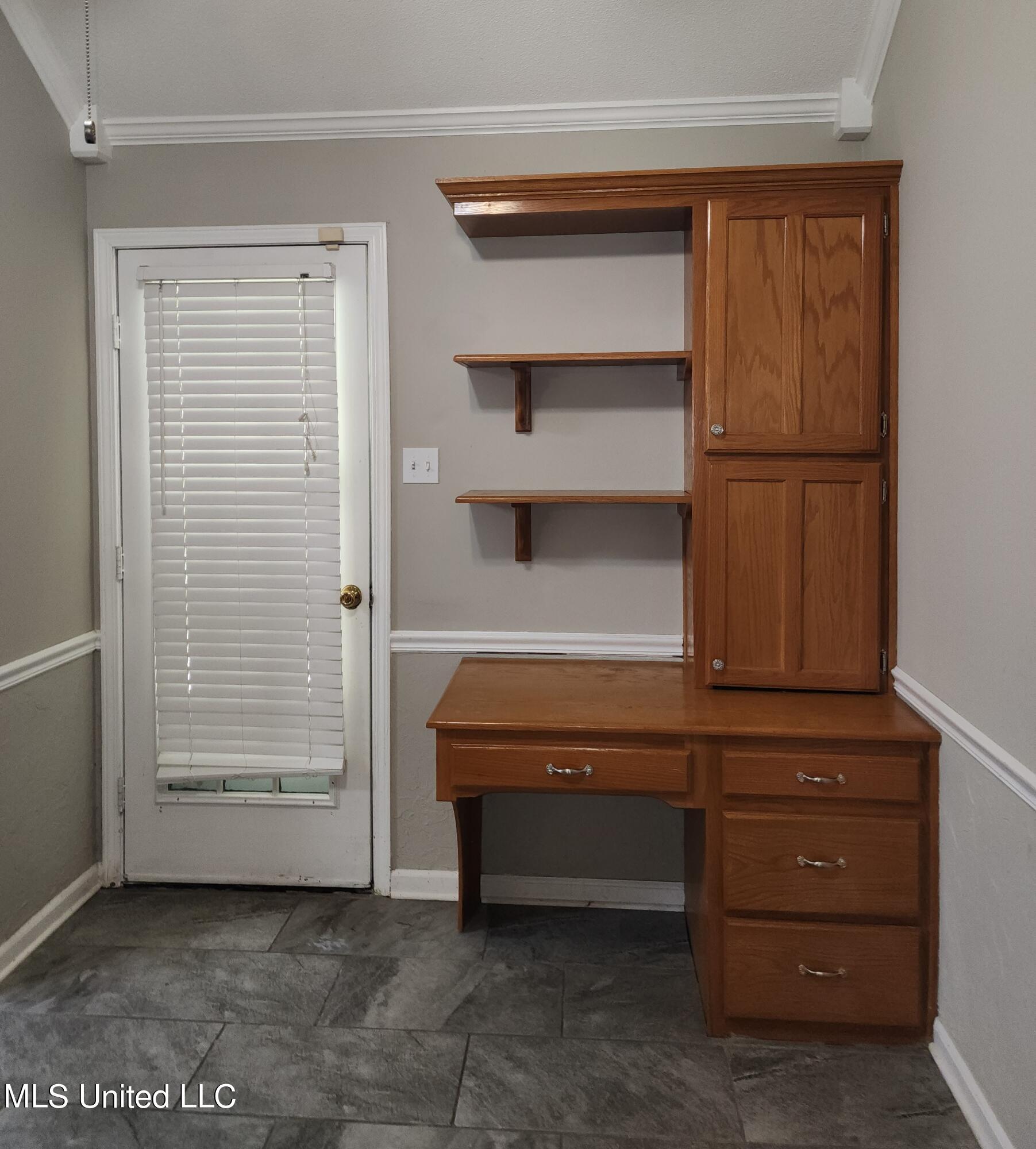 6901 Alexander Road Olive Branch, MS 38654 - Photo 5 of 15 Builtin Desk