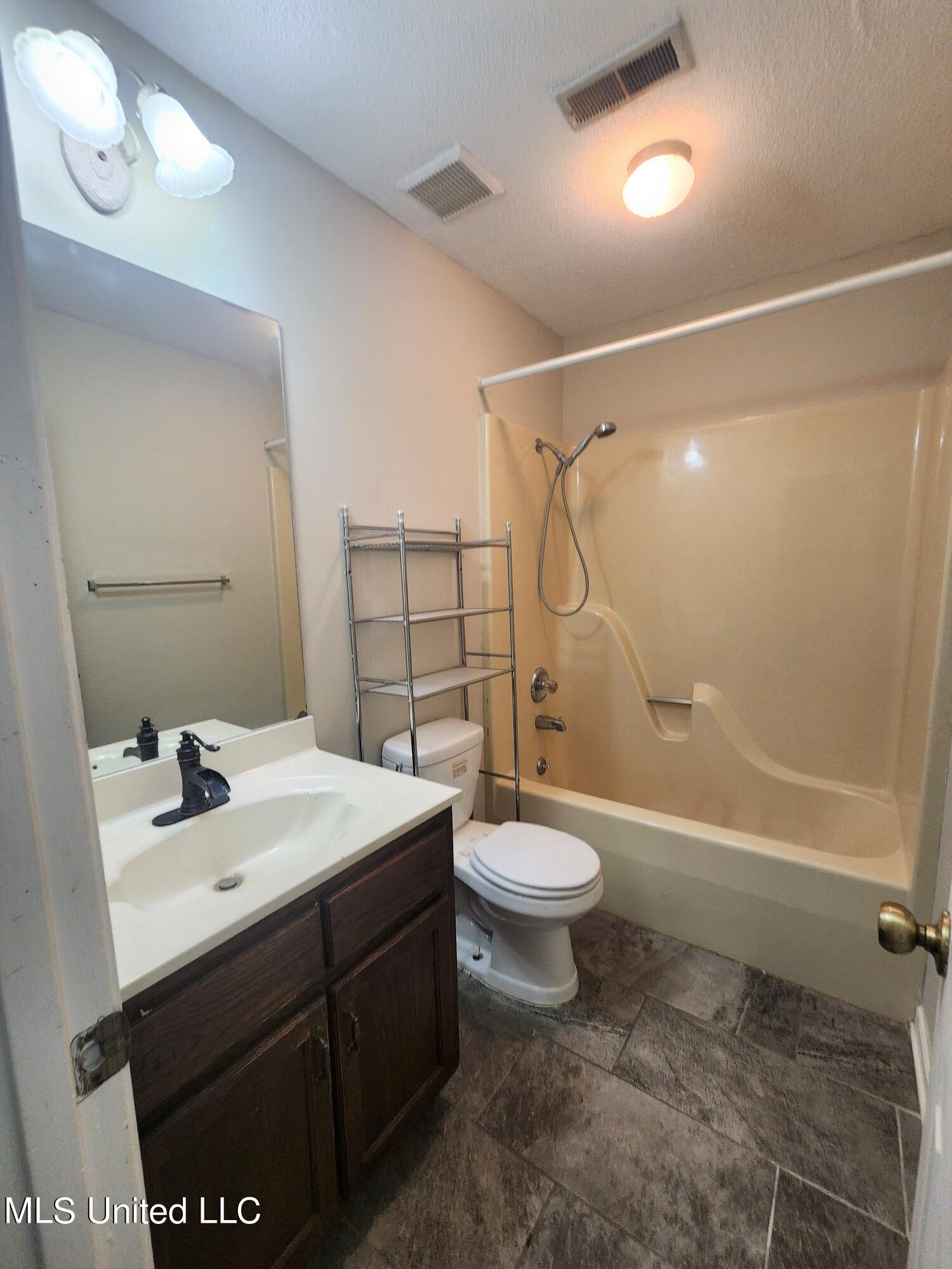 6901 Alexander Road Olive Branch, MS 38654 - Photo 8 of 15 Hall Bath