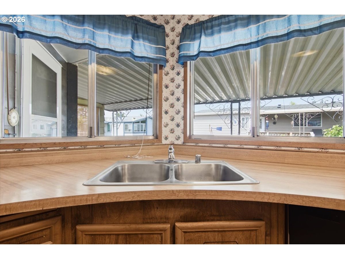 5422 Portland Road Northeast, Unit 104 Salem, OR 97305 - Photo 8 of 40 Kitchen