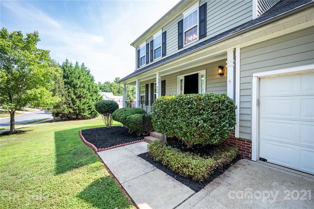 840 Knightsbridge Road Fort Mill, SC 29708 - Photo 2 of 32 a front view of a house with garden