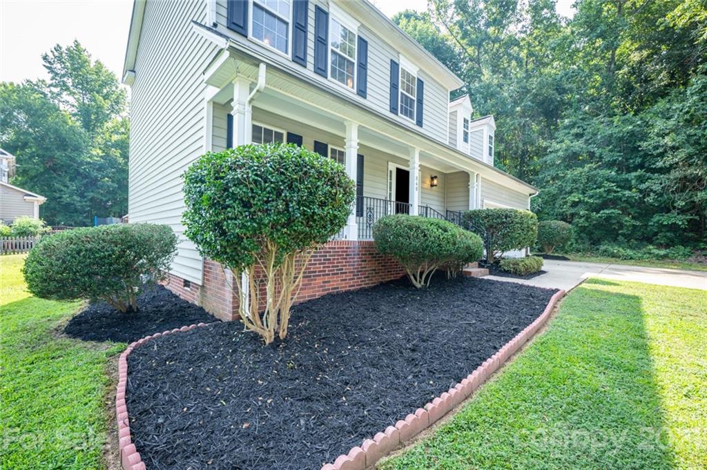 840 Knightsbridge Road Fort Mill, SC 29708 - Photo 3 of 32 a front view of a house with garden