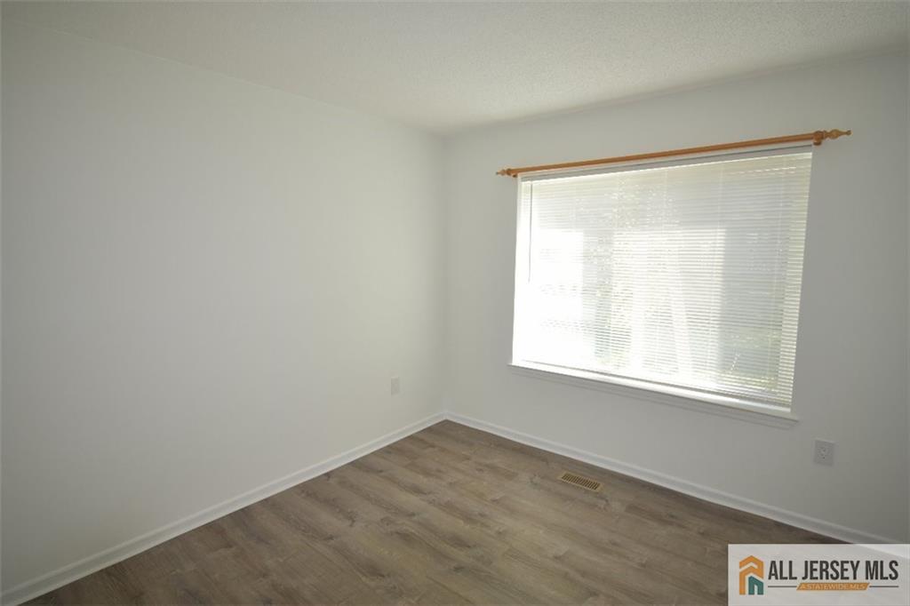 49 Farnham Square Sayreville, NJ 08859 - Photo 15 of 23