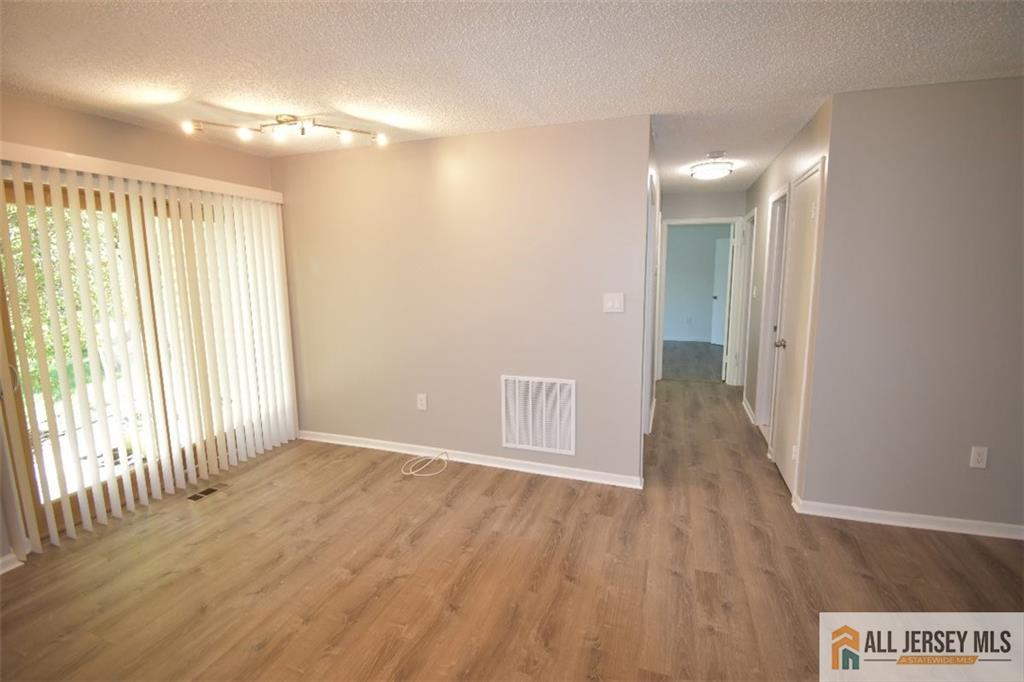 49 Farnham Square Sayreville, NJ 08859 - Photo 8 of 23