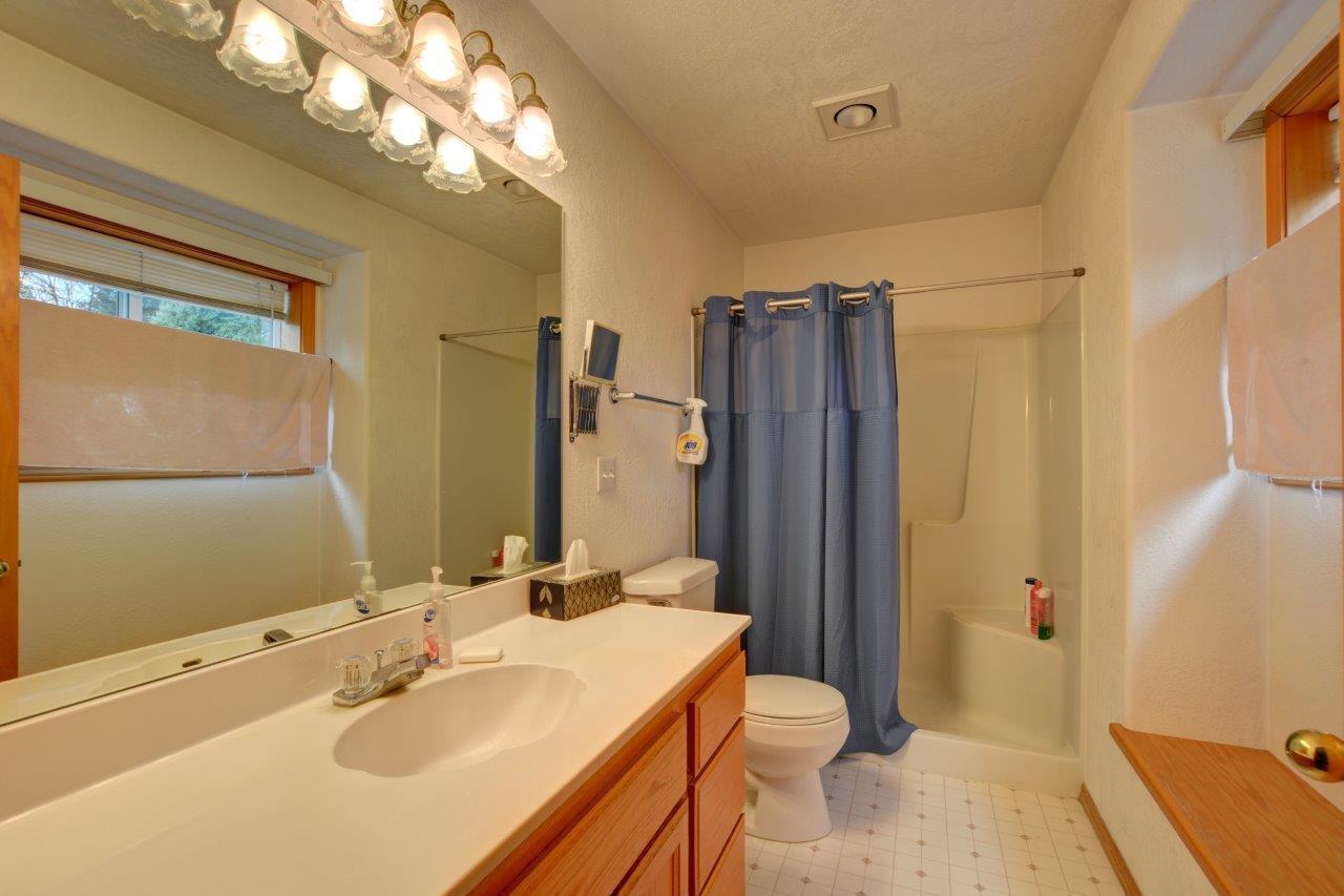 1382 Heather Lane Central Point, OR 97502 - Photo 12 of 30 13
