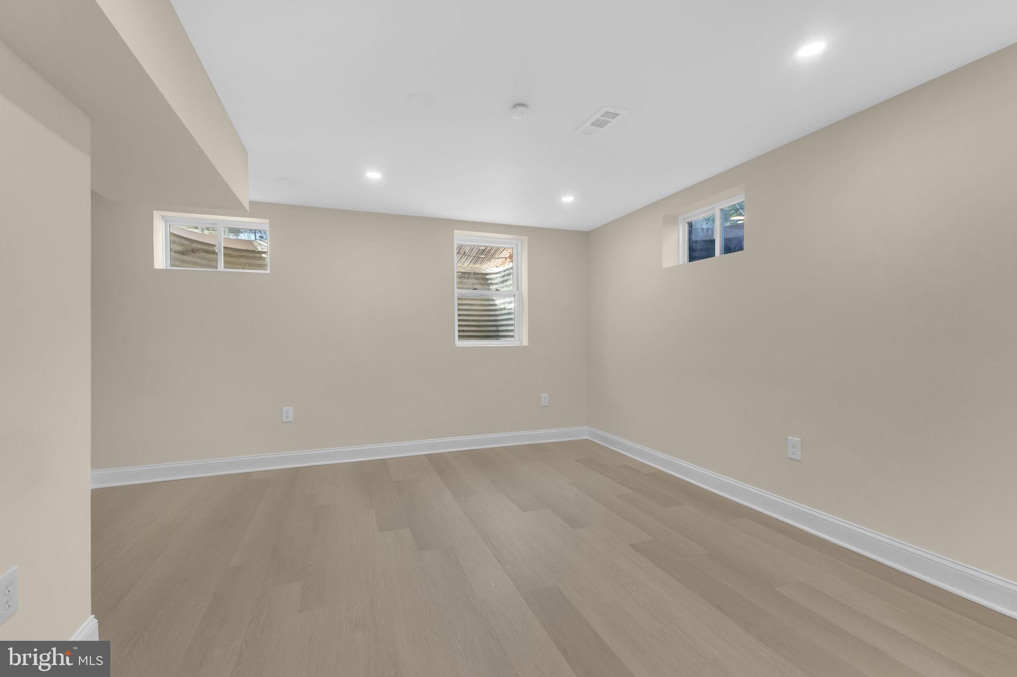 6400 Inwood Drive Springfield, VA 22150 - Photo 32 of 37 an empty room with windows