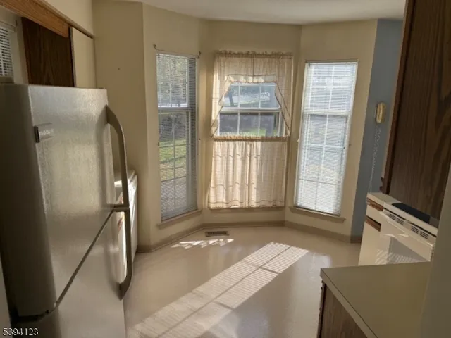 a view of entryway with window