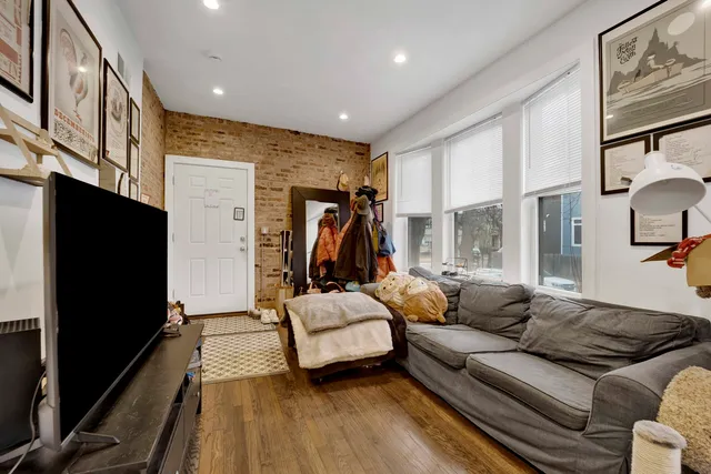 $2,500 | 2519 West Altgeld Street, Unit 1E, Chicago, IL 60647