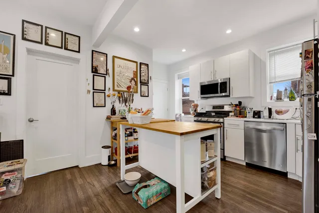 $2,500 | 2519 West Altgeld Street, Unit 1E, Chicago, IL 60647