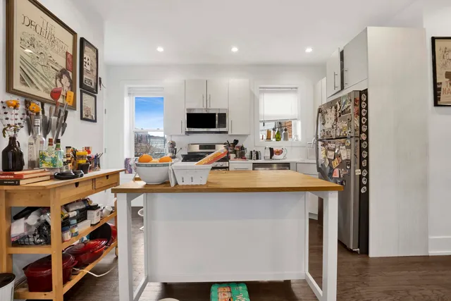 $2,500 | 2519 West Altgeld Street, Unit 1E, Chicago, IL 60647