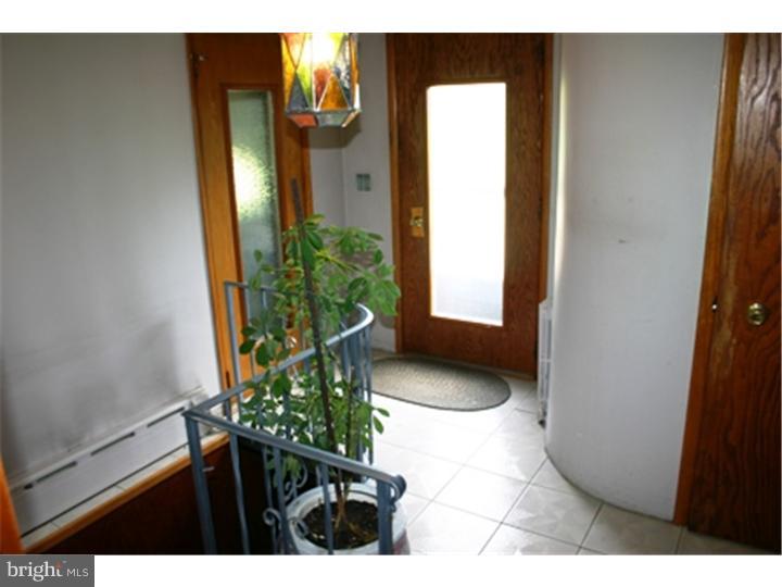 233 South Pleasantview Road Pottstown, PA 19464 - Photo 4 of 25 Foyer