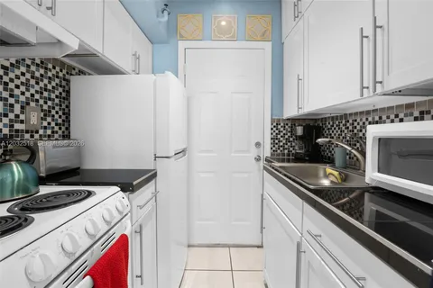 $330,000 | 3030 Collins Avenue, Unit 4E, Miami Beach, FL 33140