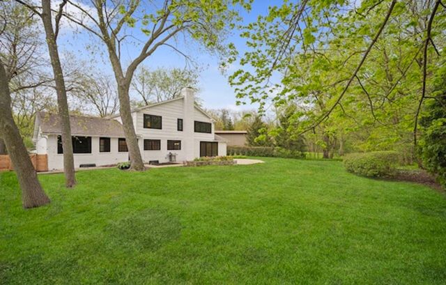 a view of a house with a backyard