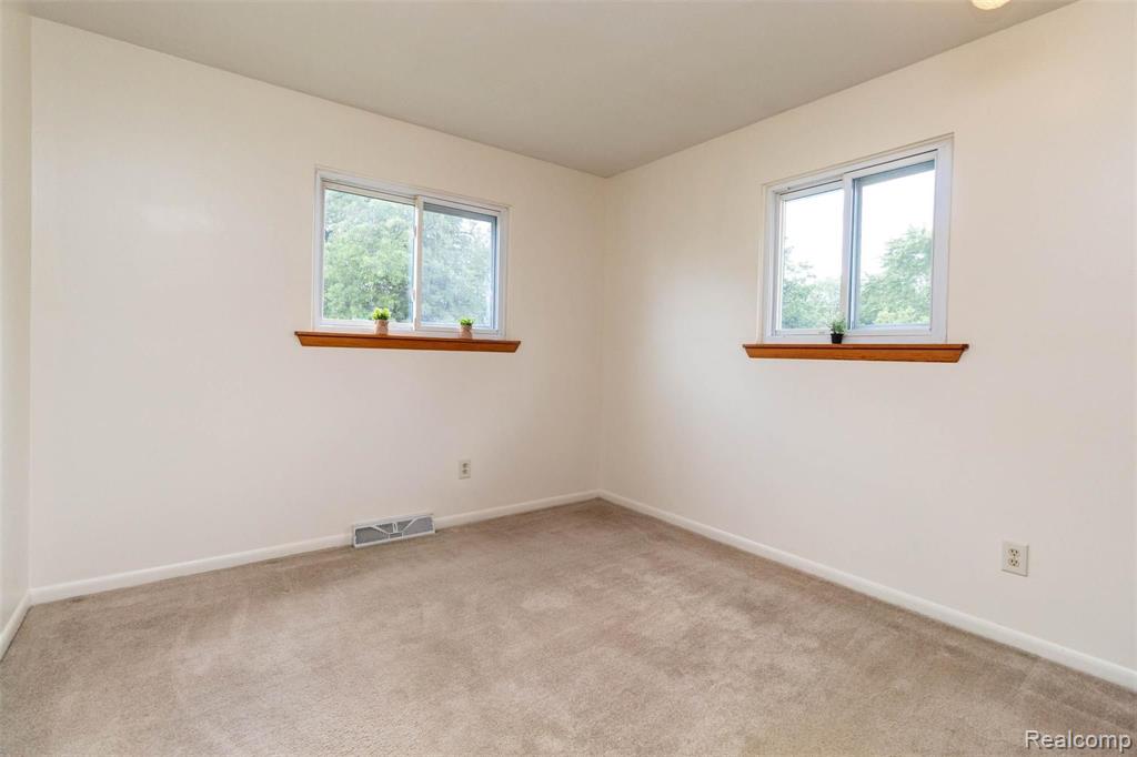 300 Middle Road Highland, MI 48357 - Photo 17 of 42