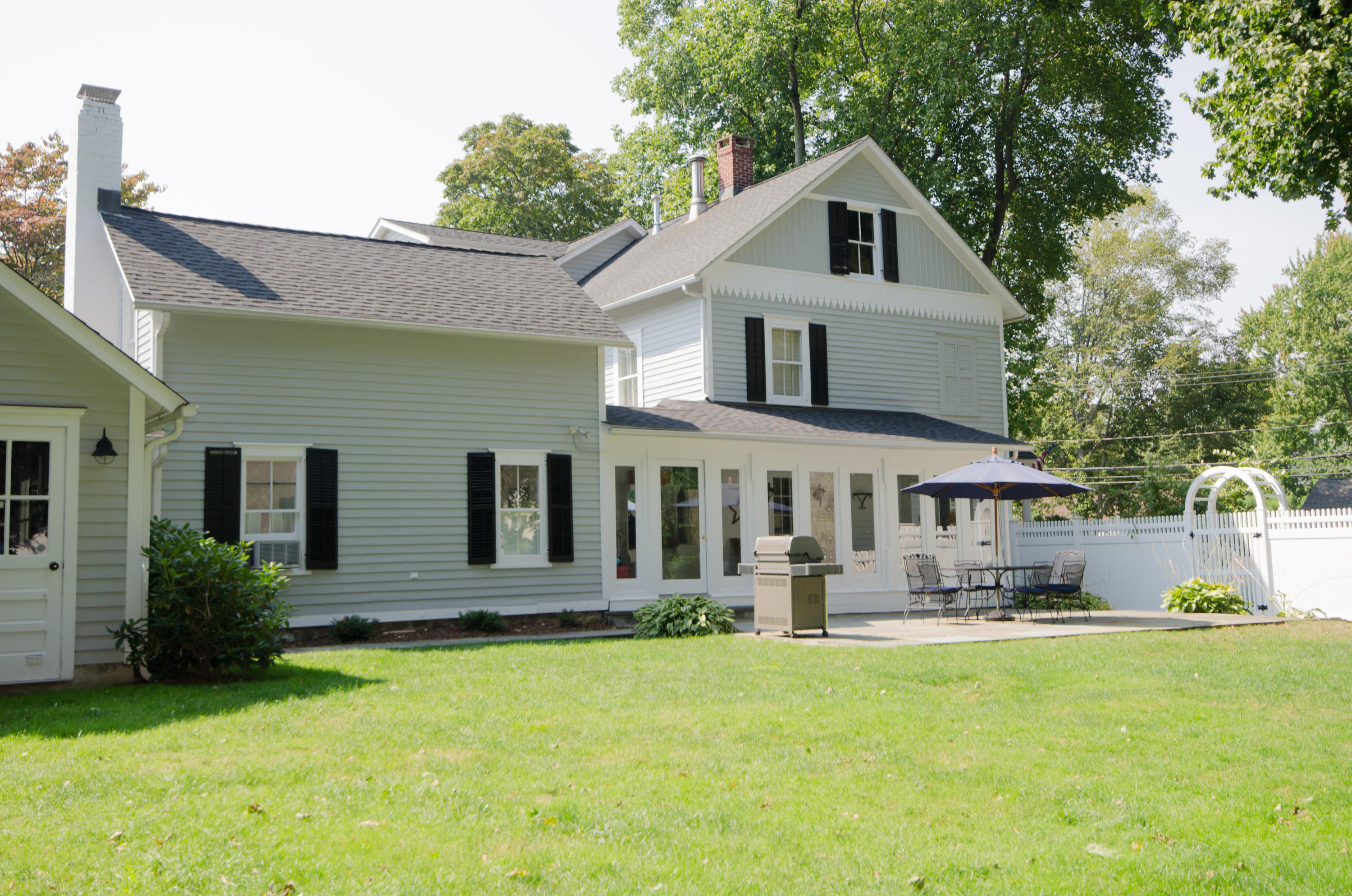 100 Hollow Tree Ridge Road Darien, CT 06820 - Photo 34 of 34 a front view of a house with a yard