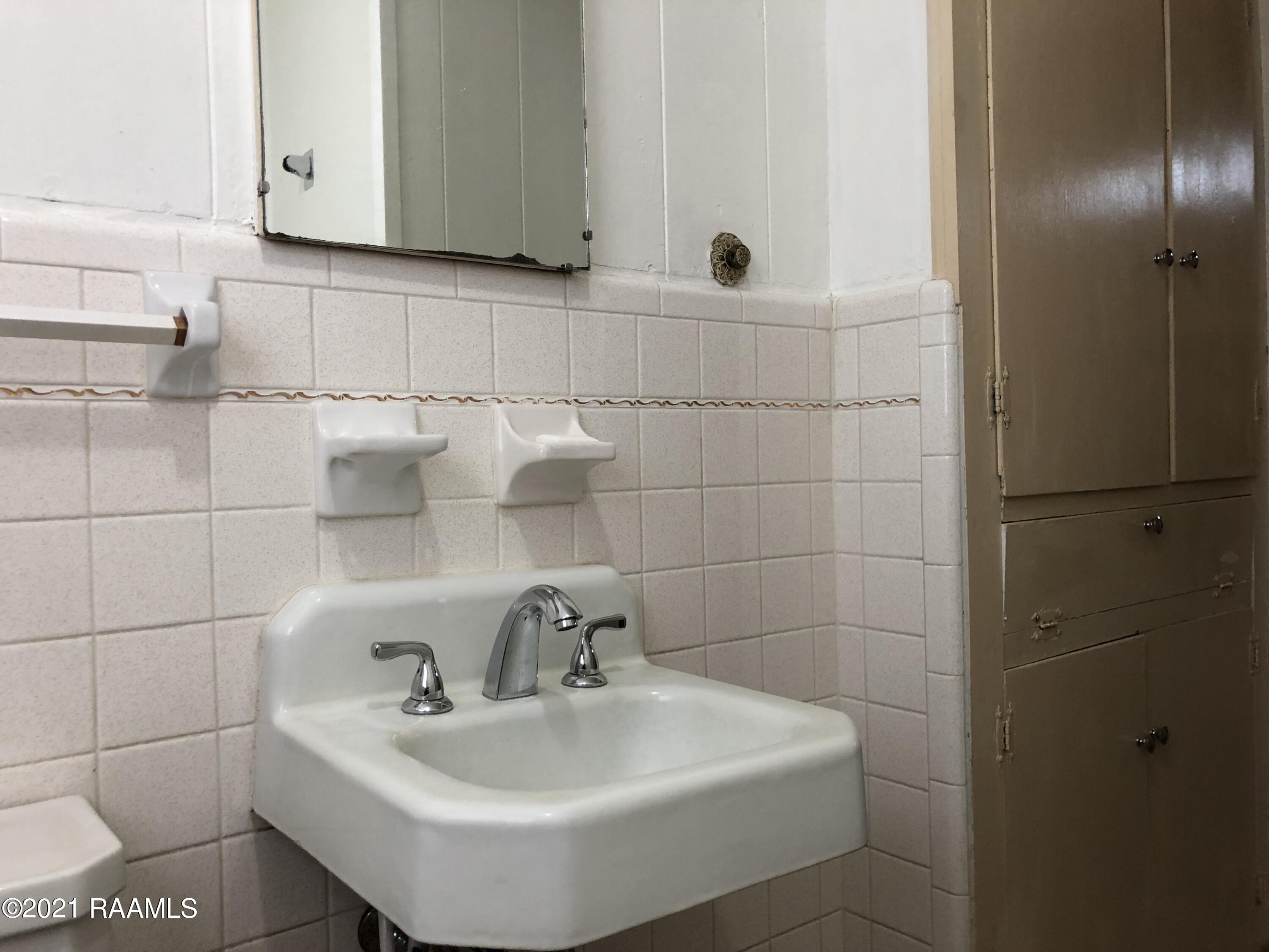 315 River Road Lafayette, LA 70501 - Photo 11 of 21 Lavatory